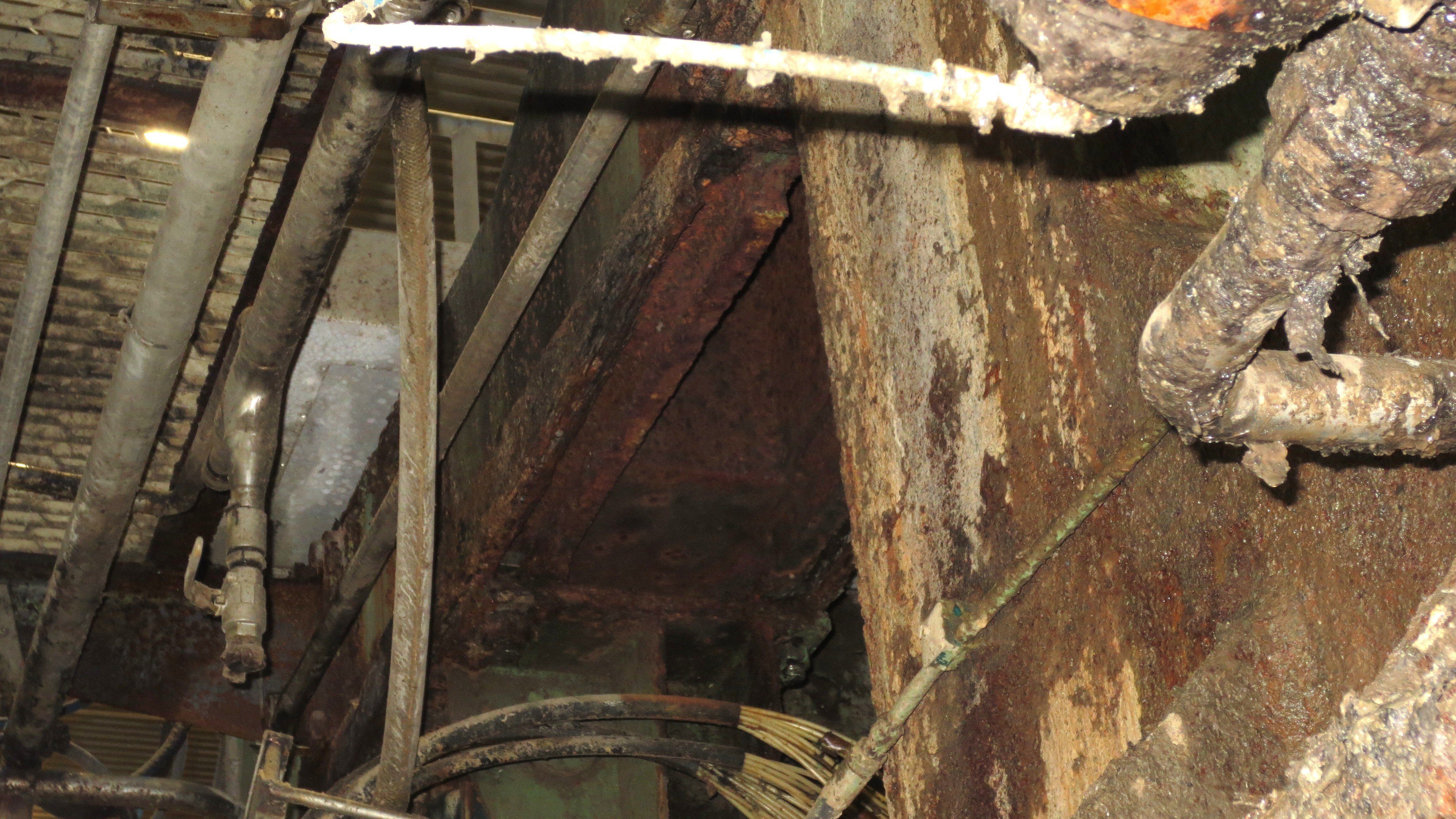 korrodere T-spor for oppheng av maskindeler_bilde